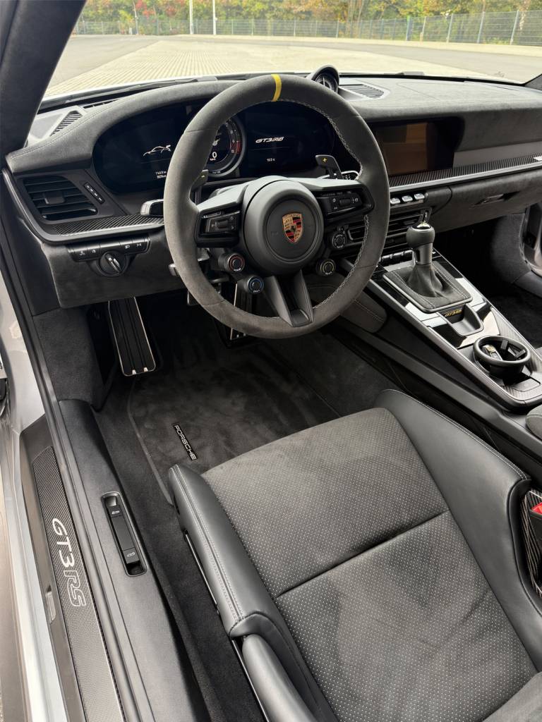 Porsche 911 992 GT3 RS mieten bei CarBros Porsche 911 992 GT3 RS Seitenansicht
Porsche 911 992 GT3 RS Innenraum
Porsche 911 992 GT3 RS Heckansicht