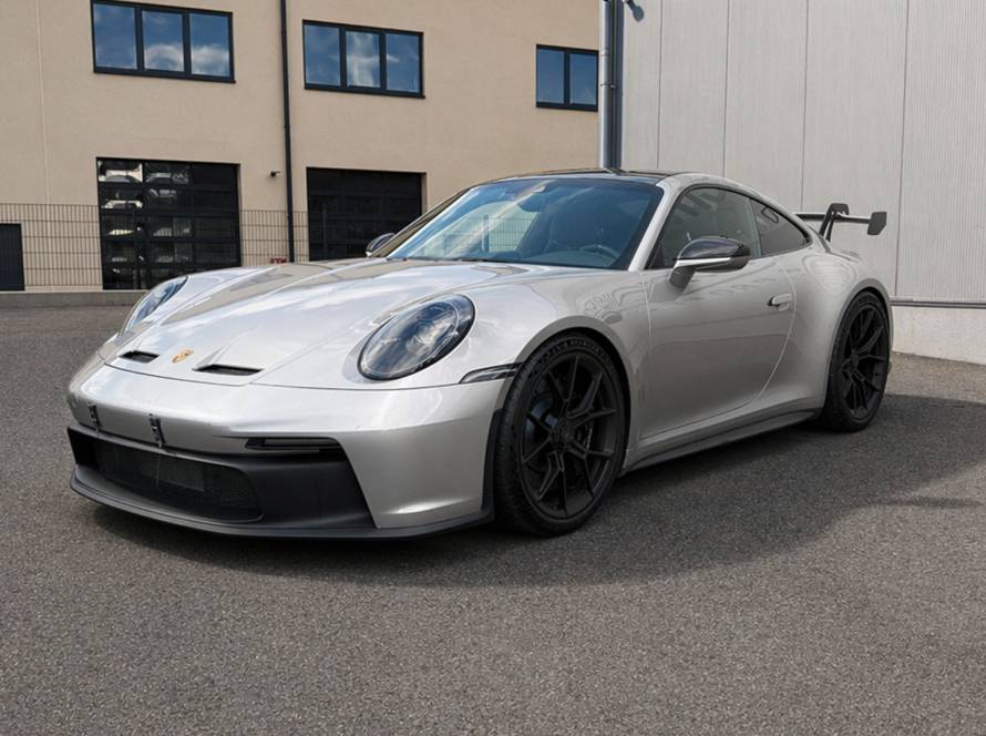 Porsche 911 992 GT3 mieten bei CarBros Porsche GT3 mieten Österreich Porsche 911 GT3 Seitenansicht mit Heckflügel Porsche 992 GT3 Innenraum Sportwagenvermietung Porsche 911 992 GT3 Heckansicht