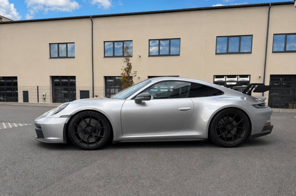 Porsche 911 992 GT3 mieten bei CarBros
Porsche GT3 mieten Österreich
Porsche 911 GT3 Seitenansicht mit Heckflügel
Porsche 992 GT3 Innenraum Sportwagenvermietung
Porsche 911 992 GT3 Heckansicht