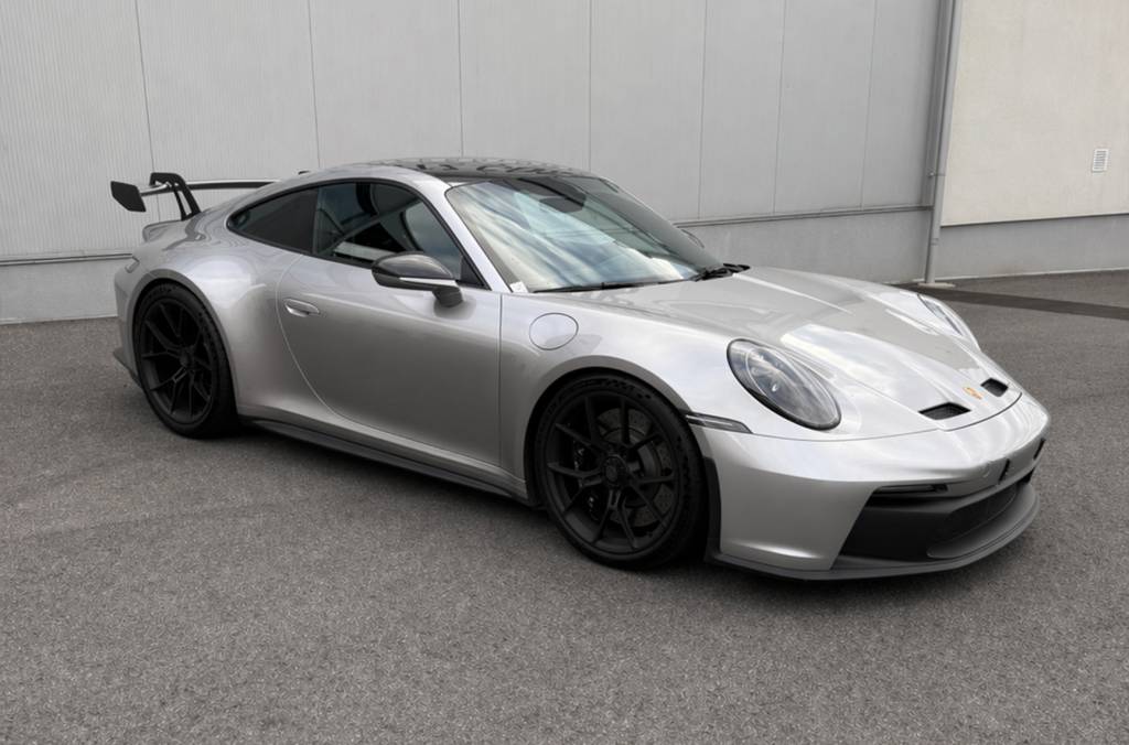 Porsche 911 992 GT3 mieten bei CarBros
Porsche GT3 mieten Österreich
Porsche 911 GT3 Seitenansicht mit Heckflügel
Porsche 992 GT3 Innenraum Sportwagenvermietung
Porsche 911 992 GT3 Heckansicht