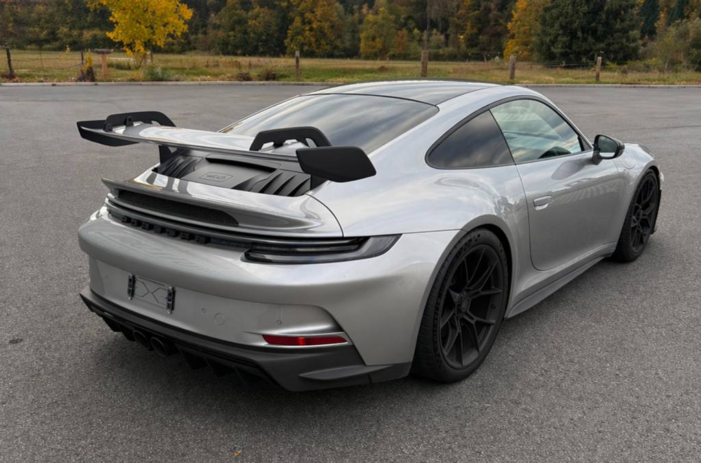 Porsche 911 992 GT3 mieten bei CarBros
Porsche GT3 mieten Österreich
Porsche 911 GT3 Seitenansicht mit Heckflügel
Porsche 992 GT3 Innenraum Sportwagenvermietung
Porsche 911 992 GT3 Heckansicht