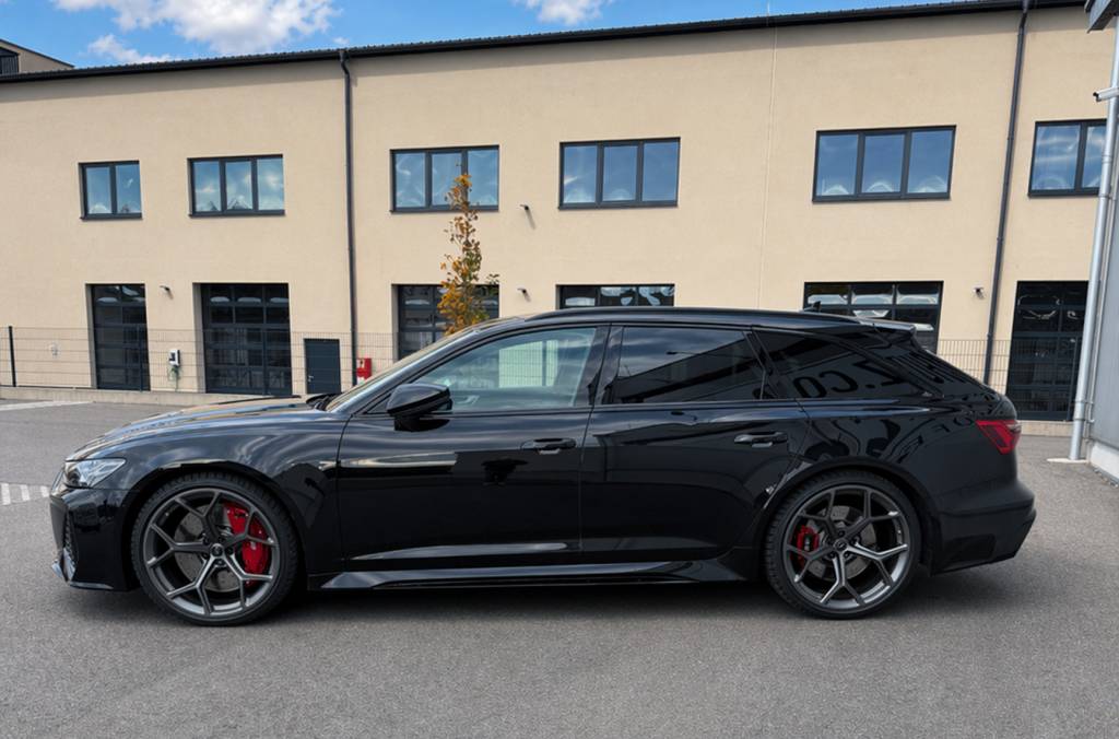 Audi RS6 performance mieten bei CarBros
Audi RS6 Avant performance mieten Österreich
Audi RS6 performance 630 PS quattro mieten
Audi RS6 Innenraum Luxus Kombi
Audi RS6 Avant Seitenansicht Performance Kombi
Audi RS6 quattro Sportwagenvermietung CarBros
