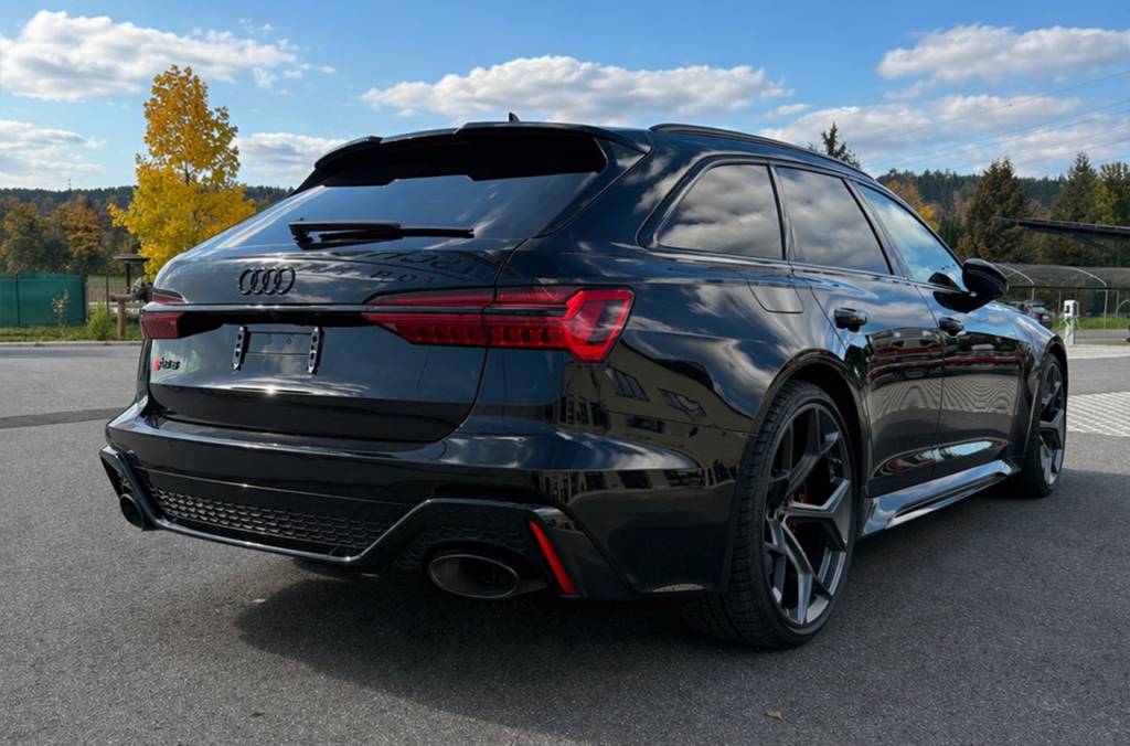 Audi RS6 performance mieten bei CarBros
Audi RS6 Avant performance mieten Österreich
Audi RS6 performance 630 PS quattro mieten
Audi RS6 Innenraum Luxus Kombi
Audi RS6 Avant Seitenansicht Performance Kombi
Audi RS6 quattro Sportwagenvermietung CarBros