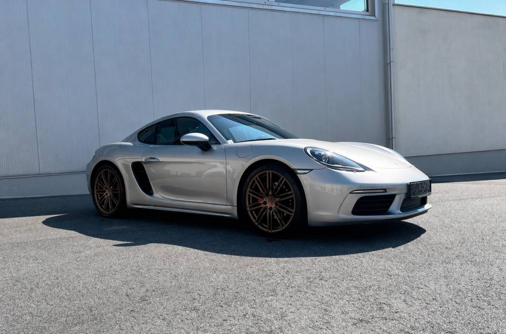 Porsche 718 Cayman S mieten bei CarBros Porsche Cayman S BJ 2025 Sportwagen mieten Porsche 718 Cayman S Seitenansicht Österreich Porsche Cayman S Innenraum Sportwagenvermietung Porsche 718 Cayman S Heckansicht