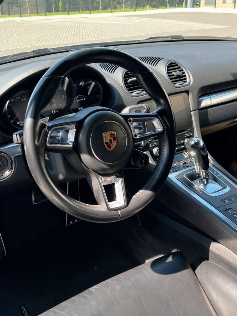 Porsche 718 Cayman S mieten bei CarBros Porsche Cayman S BJ 2025 Sportwagen mieten Porsche 718 Cayman S Seitenansicht Österreich Porsche Cayman S Innenraum Sportwagenvermietung Porsche 718 Cayman S Heckansicht