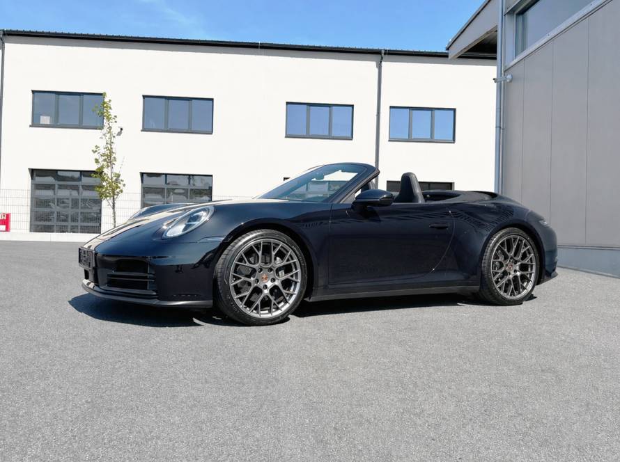 Porsche 911 992 Cabrio mieten bei CarBros Porsche 911 Cabrio mieten Österreich Porsche 992 Cabrio mit geöffnetem Verdeck