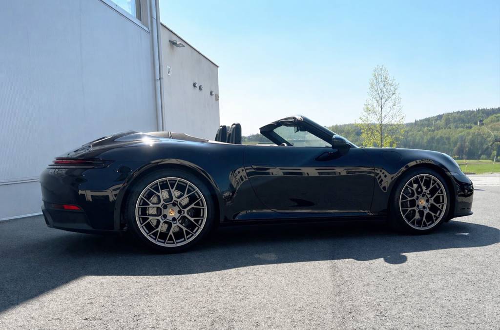 Porsche 911 992 Cabrio mieten bei CarBros
Porsche 911 Cabrio mieten Österreich
Porsche 992 Cabrio mit geöffnetem Verdeck