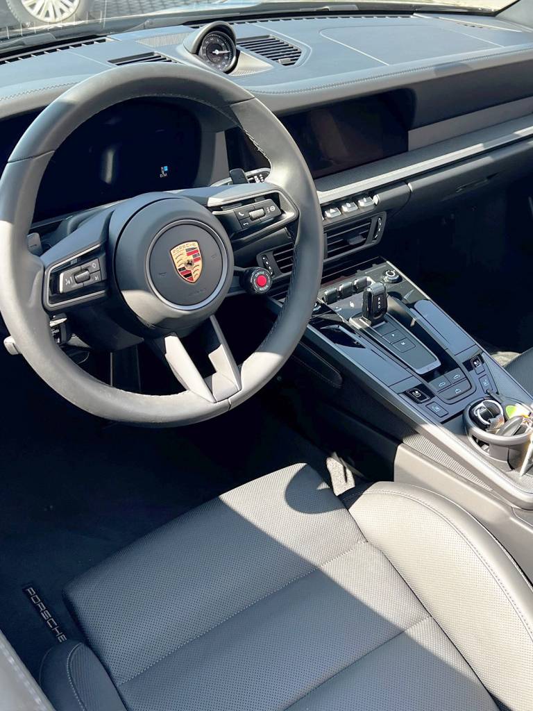 Porsche 911 992 Cabrio mieten bei CarBros
Porsche 911 Cabrio mieten Österreich
Porsche 992 Cabrio Innenraum