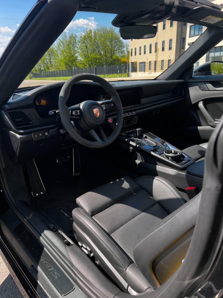 Porsche 911 Targa 4 GTS mieten bei CarBros
Porsche 911 Targa 4 GTS Innenraum Sportwagenvermietung
