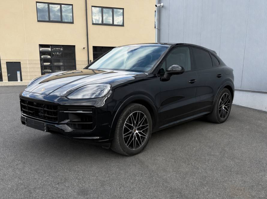 Porsche Cayenne E-Hybrid Coupé mieten bei CarBros Porsche Cayenne Hybrid SUV mieten Österreich Porsche Cayenne E-Hybrid Coupé Seitenansicht Porsche Cayenne Coupé Innenraum Luxus SUV Porsche Luxus SUV mieten CarBros