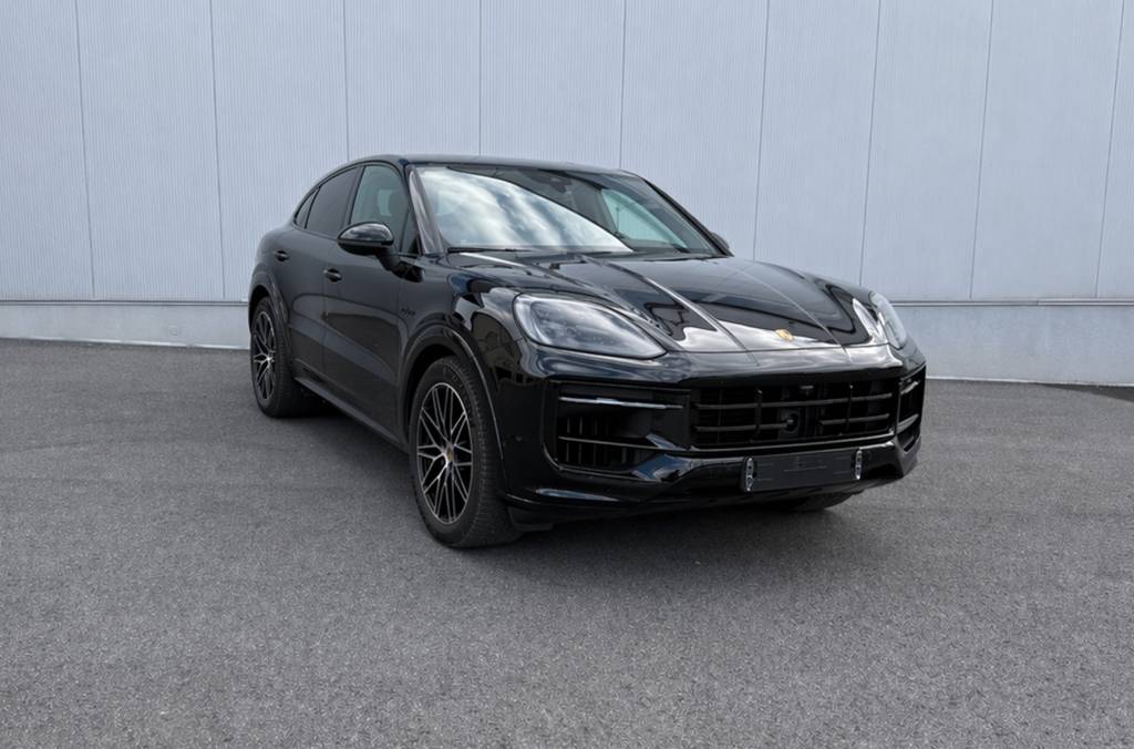 Porsche Cayenne E-Hybrid Coupé mieten bei CarBros
Porsche Cayenne Hybrid SUV mieten Österreich
Porsche Cayenne E-Hybrid Coupé Seitenansicht
Porsche Cayenne Coupé Innenraum Luxus SUV
Porsche Luxus SUV mieten CarBros
