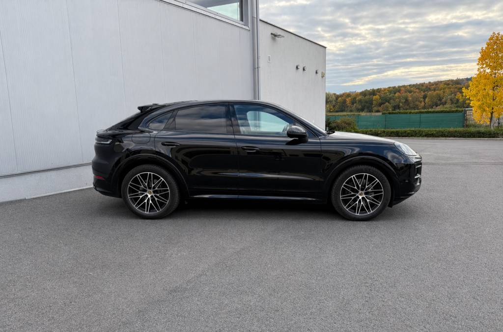 Porsche Cayenne E-Hybrid Coupé mieten bei CarBros
Porsche Cayenne Hybrid SUV mieten Österreich
Porsche Cayenne E-Hybrid Coupé Seitenansicht
Porsche Cayenne Coupé Innenraum Luxus SUV
Porsche Luxus SUV mieten CarBros

