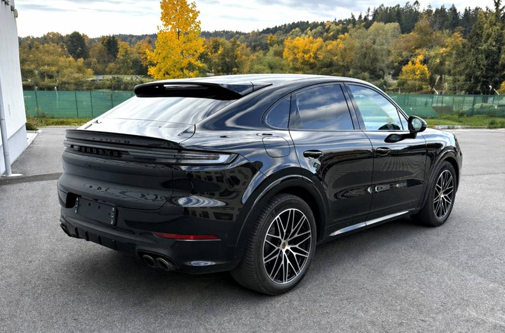 Porsche Cayenne E-Hybrid Coupé mieten bei CarBros
Porsche Cayenne Hybrid SUV mieten Österreich
Porsche Cayenne E-Hybrid Coupé Seitenansicht
Porsche Cayenne Coupé Innenraum Luxus SUV
Porsche Luxus SUV mieten CarBros
